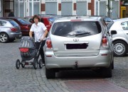 Wie hier in Ankum erschweren wild parkende Autos das Fortkommen von Menschen mit und ohne Behinderungen.