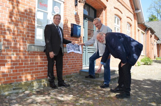 Ortstermin mit SG-Bürgermeister Horst Baier, dem Kreisvorsitzenden des SoVD Gerd Groskurt und seinem Stellv. Günter Eggelmeyer: Die Beratungsstelle des Sozialverbands Deutschland (SoVD) am Bersenbrücker Markt braucht einen behindertengerechten Eingang.