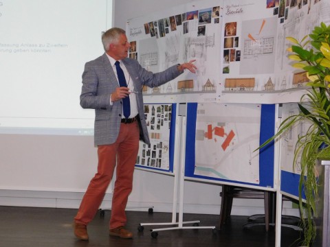 Anton Harms, Geschäftsführer der Alfsee GmbH. Hier im Finanz-Ausschuss der Samtgemeinde am 3. Juni 2015, bei der Präsentation der neuen Alfsee-Projekte.