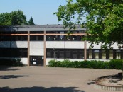 Von der Kirchburg aus gesehen: Der vordere Teil des Grundschulkomplexes.