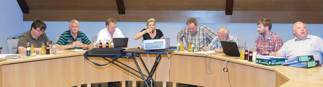 Sitzung des Bauausschusses vom 2. Juli 2015: In der Mitte die Ausschussvorsitzende Maren von der Heide (CDU), links neben ihr Bürgermeister Detert Brummer-Bange (UWG).