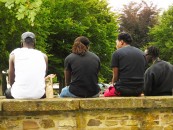 Kleine Sitzpause auf der Mauer am Torhaus der Klosterpforte.