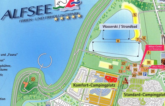 Die „Seeterrassen“ liegen links, abseits des Urlaubszentrums (Nr. 23), „BeachBar“ und „Bistro“ bei der Wasserskianlage (Nr. 6 und 7).