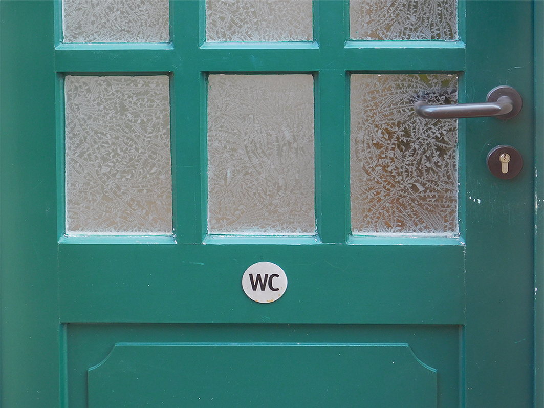 Die WCs liegen an der linken Seite des Jugenddekanatshauses.