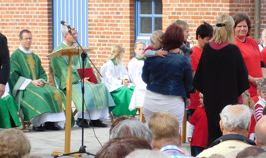 Pfarrer Ansgar Stolte beim Gottesdienst zu Eröffnung der neuen KiTa in Eggermühlen.