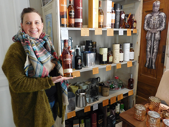 Die Whisky-Ecke ist ein Teil des Ladens für Deko- und Geschenkartikel, die Marlene Lagemann-Schwietert 2014 eröffnete.