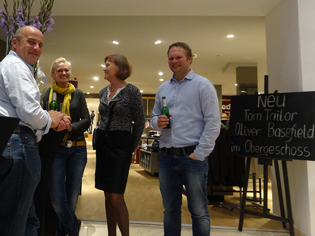 Immer wieder ein weiterer Grund, mit Gästen zu feiern, hier bei der Neueröffnung 2014 (von links): Peter Dalheim, Nicola Wiewel, Anni Kuhlmann und Till Lampe.