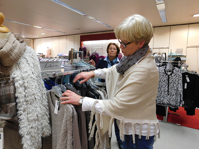 Beatrix Kempe steht für die zweite Generation Oevermann mit Leidenschaft für Mode. Im Hintergrund Elisabeth Elseberg, eine der Oevermann-Mitarbeiterinnen.