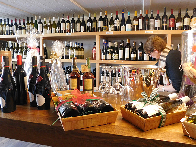 Im Weinlager Plog erwartet Kunden eine gutes Angebot und eine kompetente Beratung durch Silke Plog.