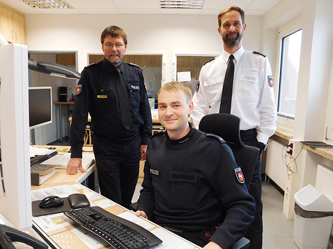In der Schaltzentrale des Kommissariats Bersenbrück: Kriminaloberrat Oliver Voges (rechts), Polizeihauptkommissar Hubert Kortland (links) und Polizeikommissar Marco Kunz.