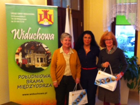 Herzlich empfangen bei Anna Kusy Klus (Mitte), der Bürgermeisterin von Widuchowa, wurden Elisabeth Middelschulte (rechts) und Mechthild Imwalle.