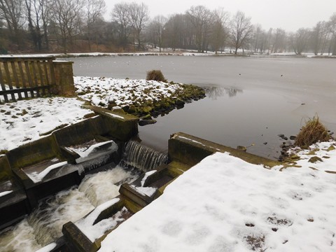 Auch an den Seen, vor einigen Tagen noch vom Winter gezeichnet, werden Maßnahmen durchgeführt. 
