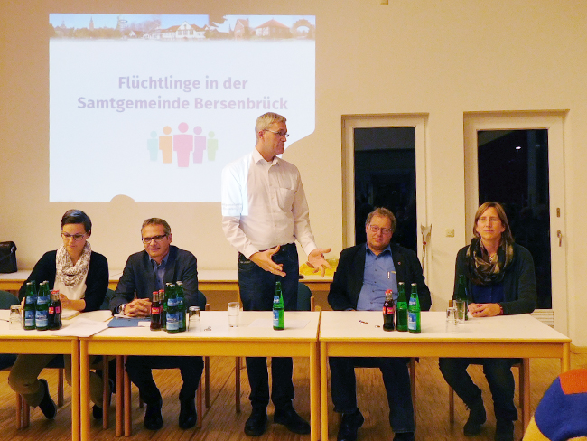 Maike Korfage (links) verstärkt bei der Flüchtlingsarbeit den Fachdienst IV. Der zweite v. links: Fachdienstleiter Andreas Schulte.