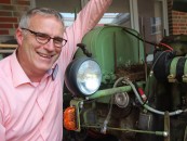 „Näher am Leben sein“, das hat sich Axel Spieker auf die Fahne geschrieben. Dazu passt auch der Trecker im Innenhof des Pflegezentrums. Axel Spieker zog vor einiger Zeit von Bramsche nach Ankum-Brickwedde. Seine Hobbys: Radeln und Spazierengehen. Foto: Daniel Meier/Niels-Stensen-Kliniken.