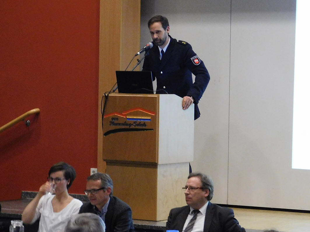 Kriminaloberrat Oliver Voges, Leiter des Polizeikommissariats Bersenbrück, stand den Bürgern in Sachen Flüchtlinge und Sicherheit Rede und Antwort.