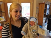 Andi macht es seiner Mutter Abir leicht: Er ist ein sehr zufriedenes und ruhiges Baby.