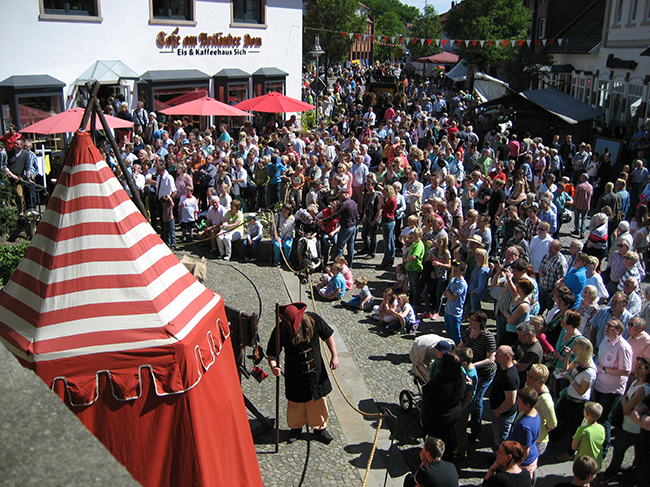 Ausgangspunkt der klartext-Tour ist der Platz vor dem Rathaus (hinter dem Café). Rappelvoll war Ankum anlässlich des Turmfests im Jahr 2014. Das nächste Fest findet am 21. und 22. Mai statt (siehe Kasten).