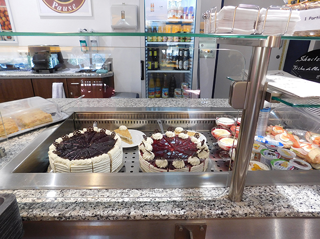 Die Kantine ist wegen ihrer Küche und ihrer köstlichen selbstgebackenen Kuchen über das Krankenhaus hinaus ein Magnet.