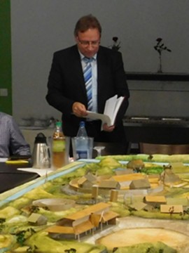 Horst Baier ist, mit Vergütung, Geschäftsführer der Alfsee GmbH. Hier mit einem Modell des geplanten Germanenlandes am Alfsee.