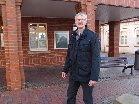 Ob Bürgermeister oder Universität: Wirtschaftsförderer Ewald Beelmann, hier vor dem Rathaus in Ankum, arbeitet mit vielen Menschen und Institutionen zusammen.