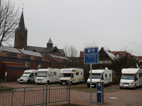 Der Stellplatz mit Blick auf den Kirchturm. Wie toll die Kirche ist, schrieb bereits ein Gast auf einer niederländischen Plattform.