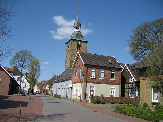 Das historische Herz von Alfhausen ist die St. Johannis-Kirche mit dem pittoresken Häuser-Ensemble. 
