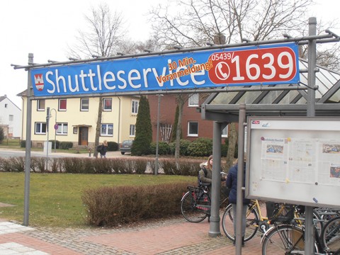 Dass der Shuttle-Service von Menschen mit körperlichen Einschränkungen innerhalb Bersenbrücks genutzt werden kann, geht aus dem Text auf dem Banner nicht hervor.