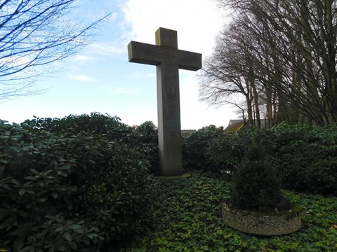 Bei diesem Kreuz liegt (im Hintergrund zu sehen) die Deko-Diele mit einem Hof-Café.