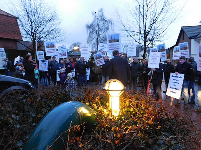 Die erste Demo gegen die Stromtrasse fand in Ankum vor dem Rathaus statt. Bürgermeister Brummer-Bange gesellte sich zu ihnen.