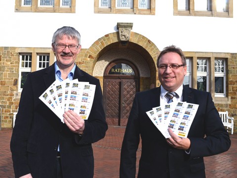 Ewald Beelmann und Horst Baier präsentieren die Samtgemeinde-Briefmarken, die es auch in der Tourist-Information zu kaufen gibt. Foto Samtgemeinde.
