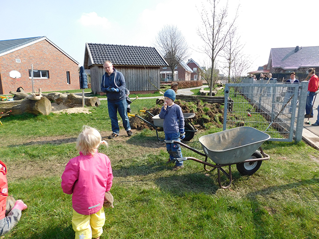 Harte Arbeit war, im Zaunbereich den Graswuchs zu entfernen. Anschließend mit Rindenmulch aufzufüllen, war im Vergleich dazu ein Kinderspiel.