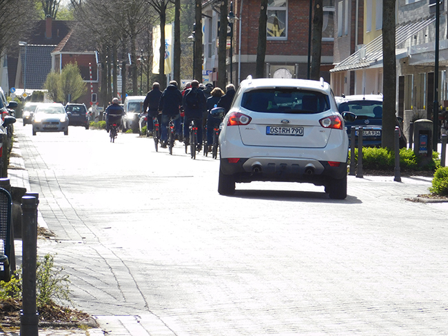 Die Gruppe in der Lindenstraße. Dort müssen sich Radfahrer und Autofahrer die Straße teilen. Davor schreckt so mancher Radfahrer zurück, auch wenn das eine Tempo-30-Zone ist.