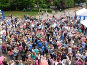 Als die Schulgemeinschaft draußen ihre Schulhymne sang, ließ sich auch die Sonne blicken. Die Sänger hatten es verdient und die Gäste waren vom Vortrag der Kinder und von der wunderbaren Atmosphäre begeistert.