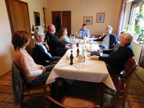 Im Gespräch mit Bürgern, die Interesse an der Ratsarbeit haben: Die UWG-Ratsherren Markus Revermann (am Kopfende des Tisches) und Ralf Richter (neben ihm).