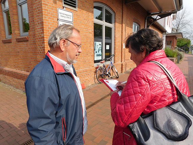 SPD-Stadtrat Manfred Krusche im Gespräch mit einer älteren Reisenden, die sich dringlichst Aufzüge wünscht.