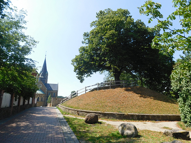 Das KiTa-Grundstück grenzt an den „Vogelboll“ und damit an Ankums schöne historische Mitte – die Kirchburg.