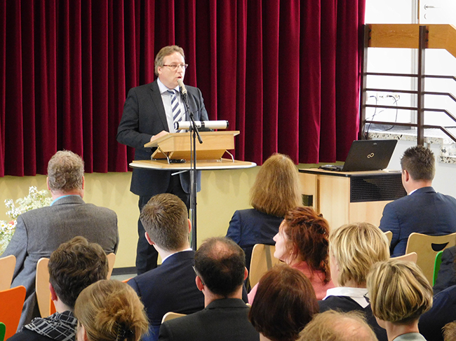 Samtgemeindebürgermeister Dr. Horst Baier während seiner Rede zur offiziellen Einweihung der Schule. Er initiierte zum Projekt neue Grundschule einen umfassenden Beteiligungsprozess.