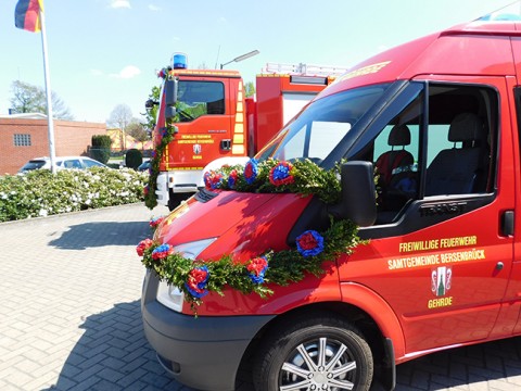 Zur Feier des Tages mit Kränzen: Die neuen Fahrzeuge der Freiwilligen Feuerwehr Gehrde.