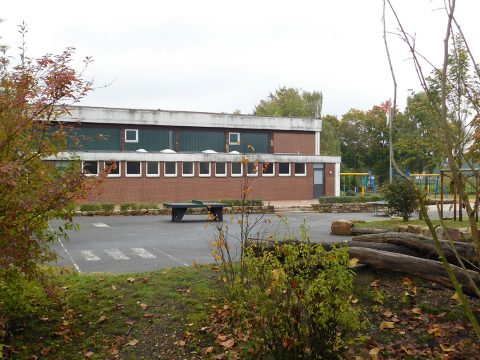 Es wird in Kettenkamp weiterhin bei der bisherigen Turnhalle bleiben. Das Projekt neue Sporthalle ist geplatzt.