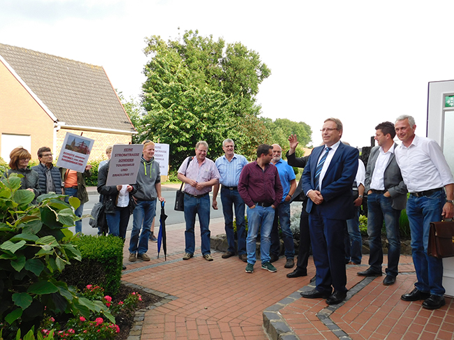 Lockten Politiker mit Trillerpfeifen vor die Tür des Hotels Hilker: Die Stromtrassengegner aus verschiedenen Orten der Samtgemeinde.