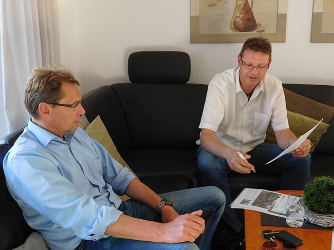 Im Gespräch mit klartext über den Ehrenmalplatz: Markus Revermann (rechts), der vor fast 20 Jahren die UWG Rieste gründete, und Ralf Richter.