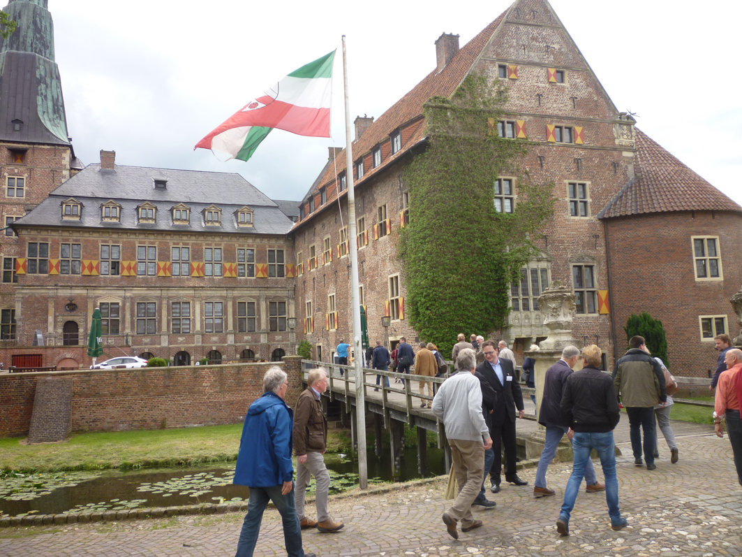 Vor dem Raesfelder Schloss begrüße Arndt Feldmann (Amprion) die knapp 30-köpfige Reisegruppe aus der Samtgemeinde. 