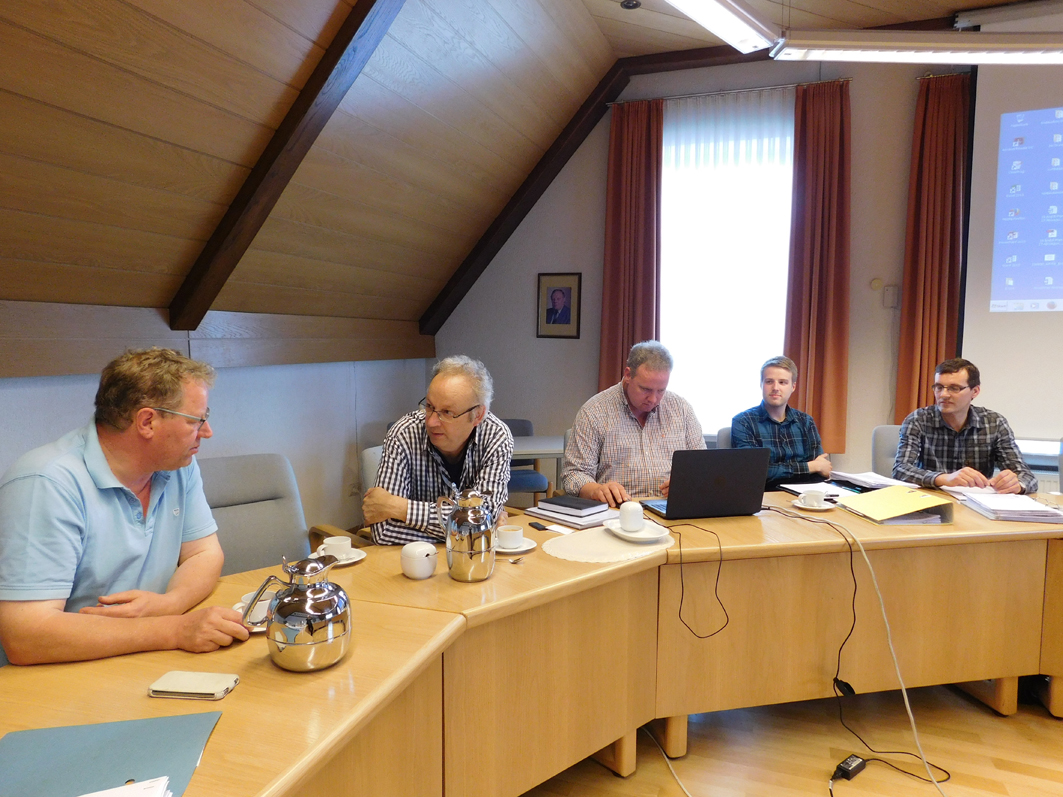 In der letzten Sitzung trafen sich im baubegleitenden Ausschuss (von links): Bürgermeister detert Brummer-Bange, Architekt Wilhelm Pörtner, Michael Wübben, Maik Köster (Eversmann) und Hermann Faber (Jager + Partner).