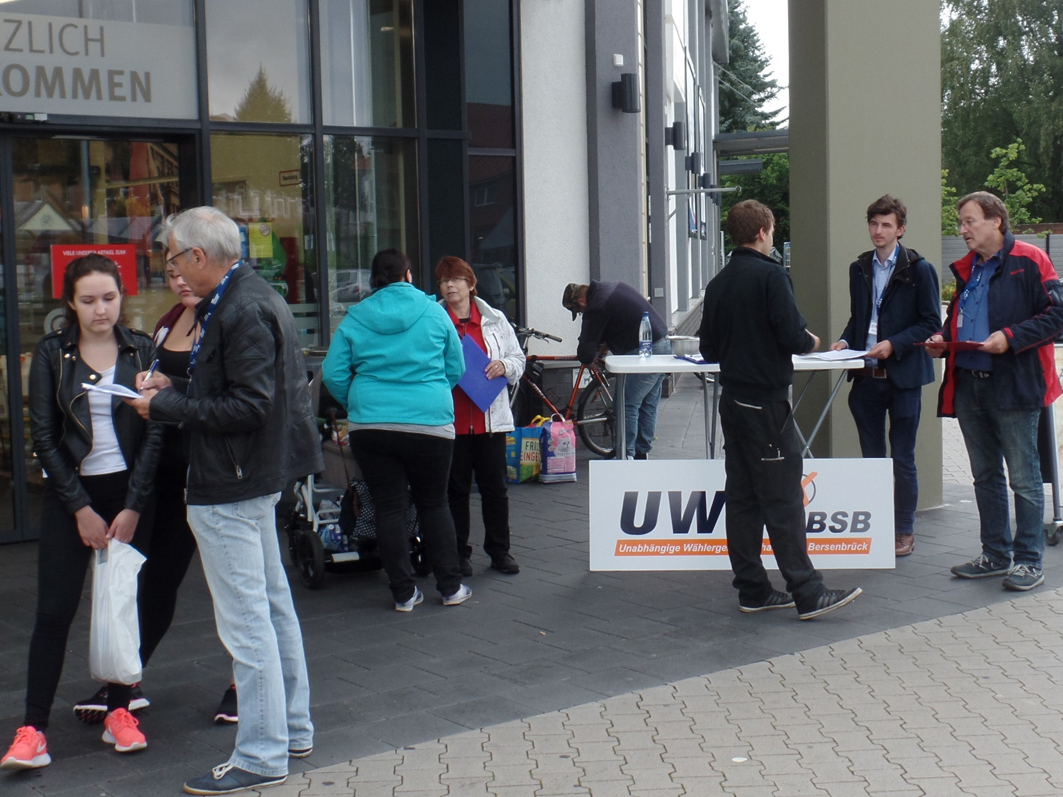 Umfrageaktion der UWG Stadt Bersenbrück in der Bersenbrücker Innenstadt. Foto: Andrea von der Haar.