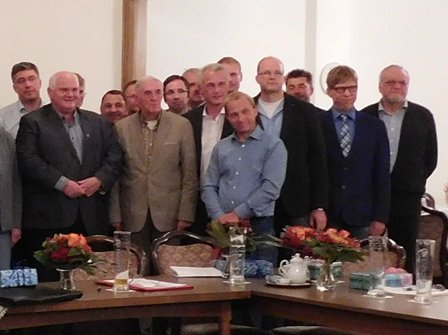 Dieses Foto entstand auf der letzten Sitzung des Samtgemeinderats. Gerd Uphoo (rechts) war bislang der Fraktionsvorsitzende der CDU. Mit dem dem Foto: zahlreie CDU-Ratsmitglieder, die auch im neuen Samtgemeinderat vertreten sein werden. Bildmitte (ohne Jakett): ein Ratsmitglieder der Grünen.
