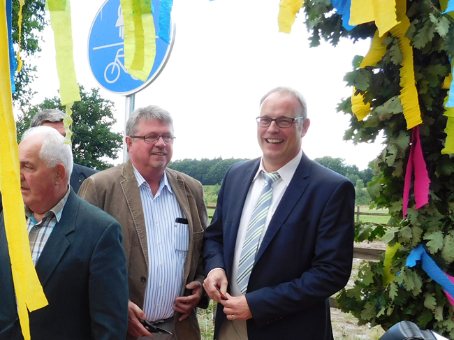 Auch für Eggermühlens Bürgermeister Markus Frerker (rechts) eine zeitintensive Aufgabe: Der Bau des Bürger-Radwegs.