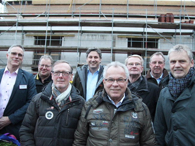 Richtfest am Niels-Stensen-Pflegezentrum in Ankum mit (von links) Axel Spieker, Detert Brummer-Bange, Benno Sandbrink, Benjamin Petter, Clemens Seelmeyer, Heinrich Staats, Werner Lager und Ralf Brinkmann. Foto: Daniel Meier/Niels-Stensen-Kliniken.