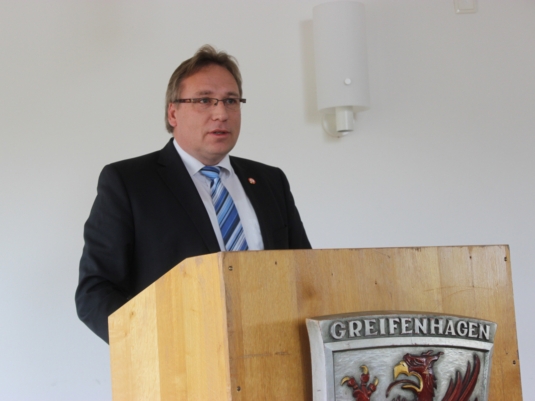 Dr. Horst Baier, Bürgermeister der Samtgemeinde Bersenbrück, bei seiner Rede anlässlich des 30. Heimat- und Patenschaftstreffens 2015 des Heimatkreises Greifenhagen am 24. Mai 2015.