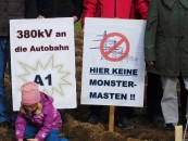 Widerstand gegen eine Stromtrasse formiert sich in mehreren Orten in der Samtgemeinde Bersenbrück. Hier demonstriert die Ankumer Anti-Trassen-Initiative vor dem Rathaus.